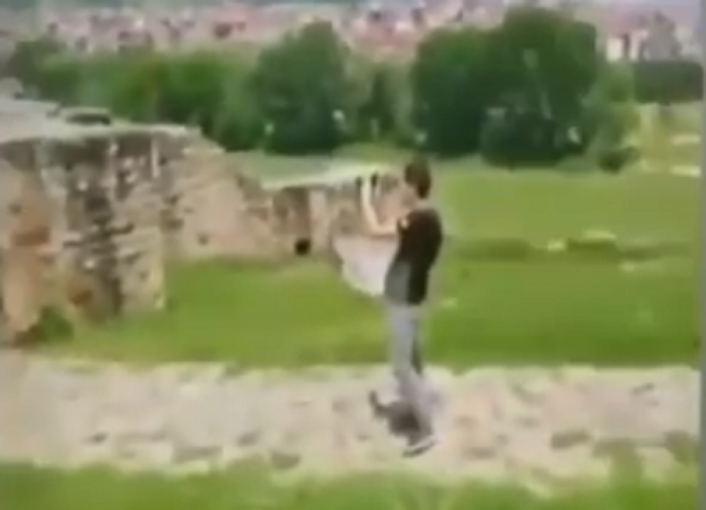 Pogledajte skrnavljenje Petrove crkve u Novom Pazaru! Psovali, snimali se, penjali na zvonik! (VIDEO)