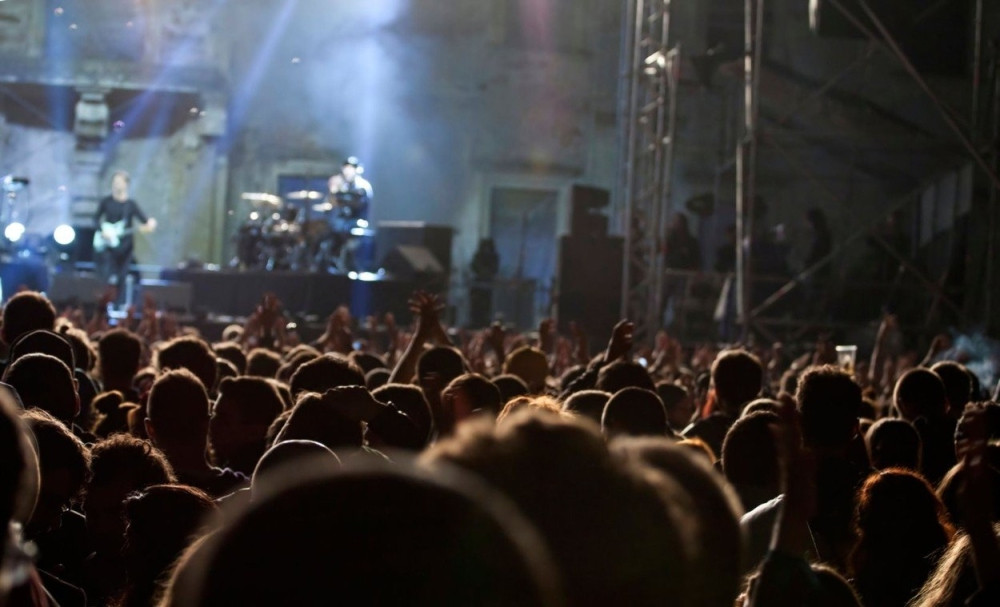 Uhapšen popularni pevač, optužen za DEČJU PORNOGRAFIJU!