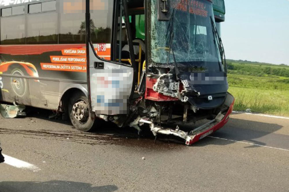 Vozio suprotnim smerom i zakucao se u autobus pun putnika!