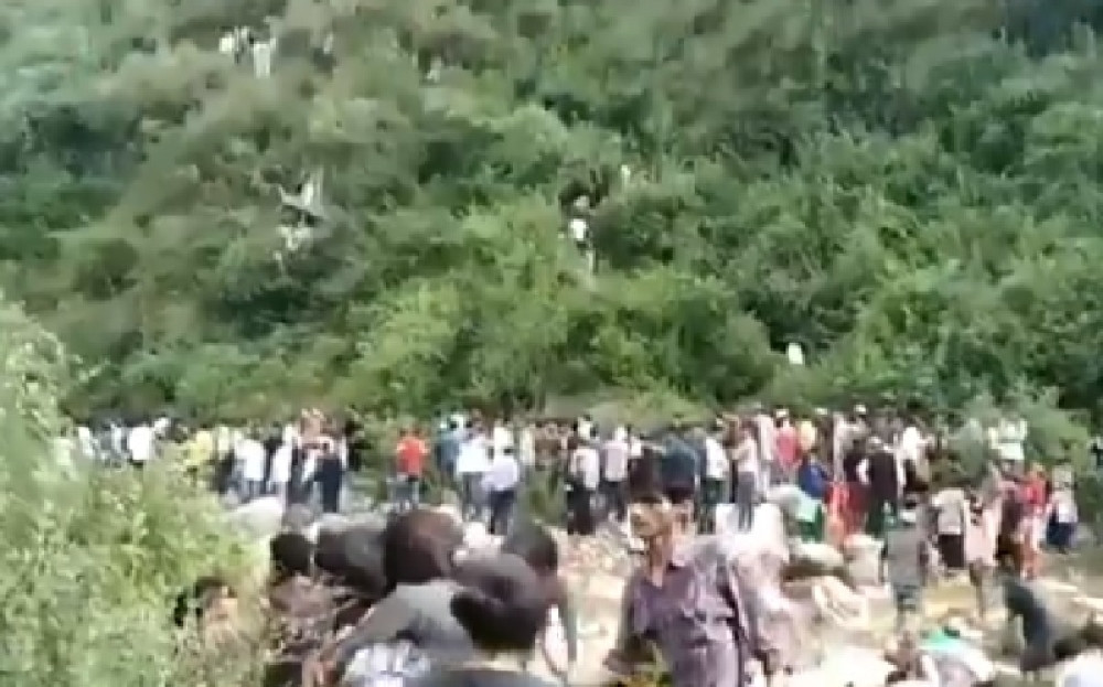 Autobus se survao u provaliju! Poginulo najmanje 25 putnika! Više desetina povređenih, nekima se bore za život (FOTO, VIDEO)