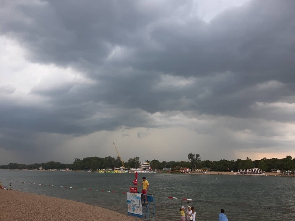 Vetar RAZBIJA na Adi Ciganliji! Ljudi beže kućama što pre, jer STREPE od najgoreg! Jučerašnje scene NIKO nije zaboravio! (FOTO/VIDEO)