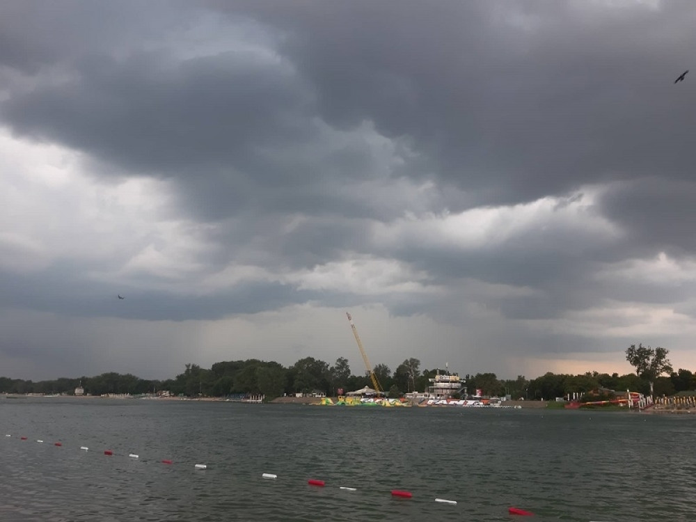 Studentkinja napadnuta na Adi: "Dolazili su sa svih strana, uletale su mi u kosu"