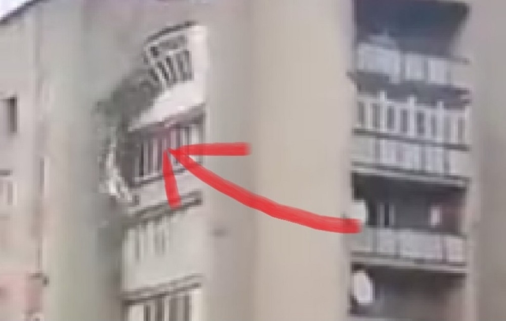 Srušila se devetospratnica u centru grada! Stanari se evakuisali, pa gledali kako im život nestaje pred očima (VIDEO)