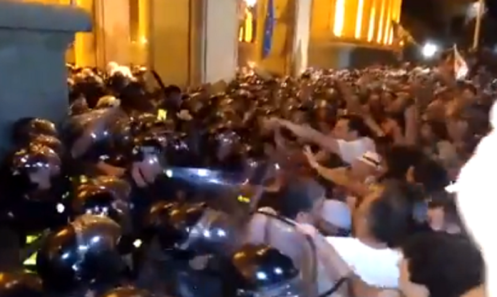 Masa hoće da uleti u parlament i LINČUJE ruskog poslanika, policija GRČEVITO brani zgradu! (VIDEO)