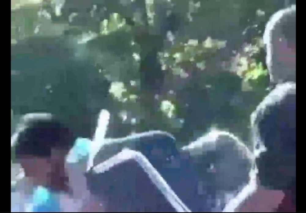 Dečak je uživao u sladoledu, pevač je urlao, a onda desilo se nešto zbog čega je nastala GROBNA tišina!