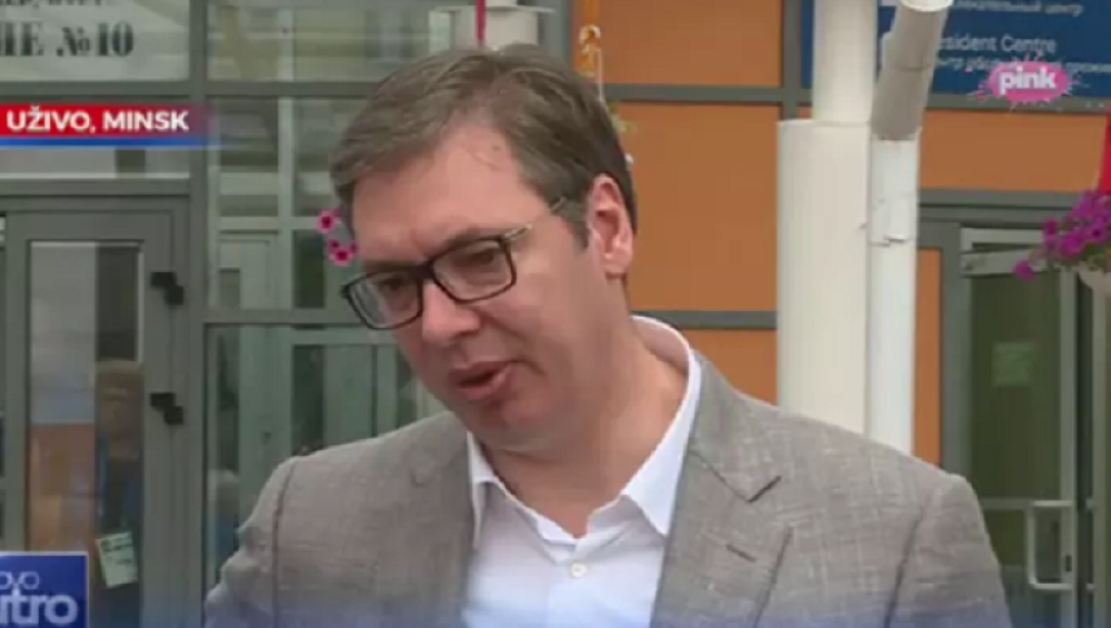 Vučić davao izjavu, pa odjednom okrenuo glavu i počeo da viče: Žarko je l' sve u redu?!