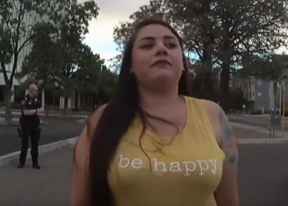 Ovo je devojka koja je uhapšena zato što je pijana vozila električni TROTINET! (VIDEO)