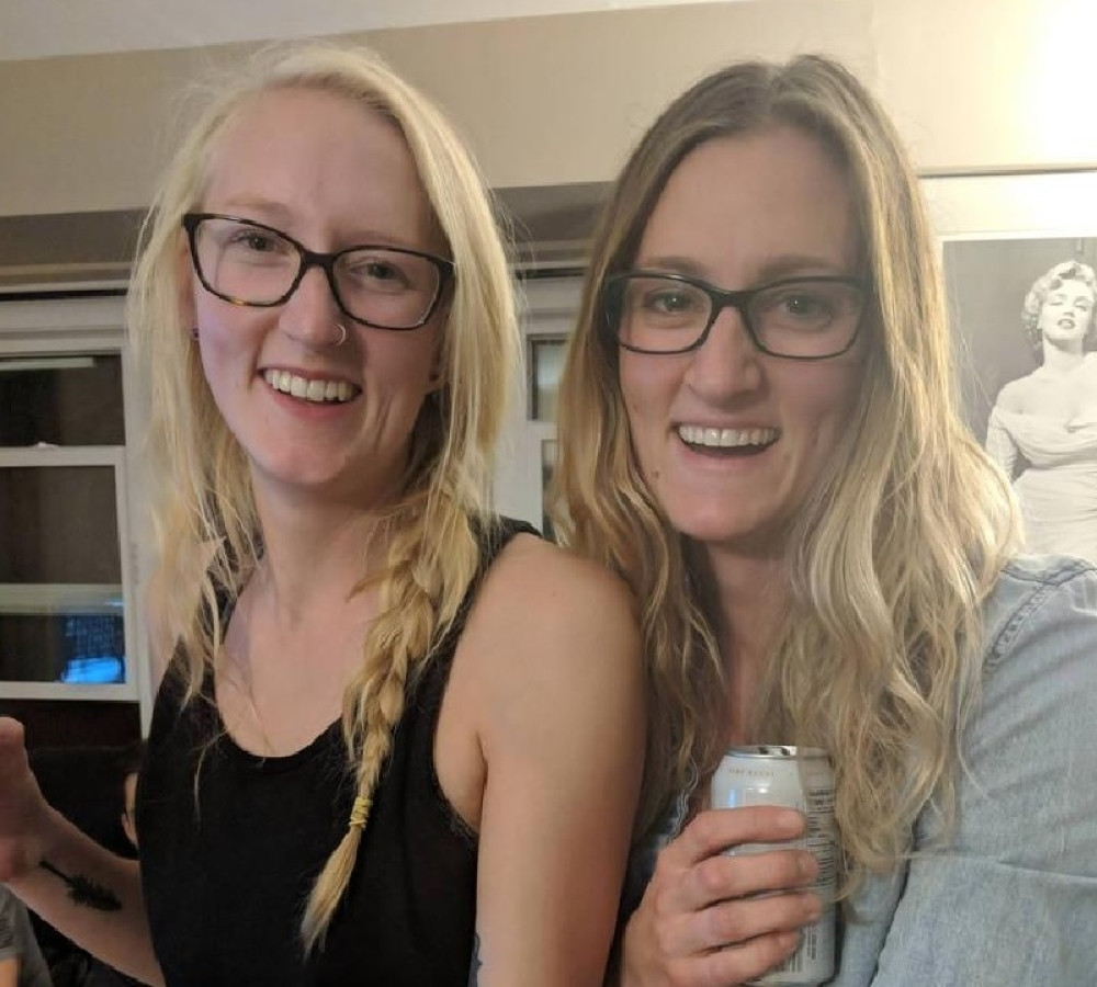 Pronašla svoju dvojnicu, a kada je ova zadigla odeću, devojka nije mogla da poveruje svojim očima (FOTO)