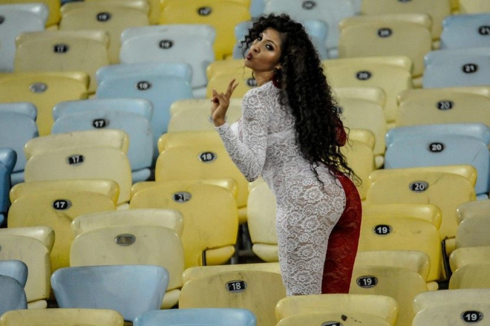 Prsata Peruanka preti da joj ukrade slavu! Sve kipi, brus će da pukne, au kolike su, veće su od onih čuvene Paragvajke! (FOTO)