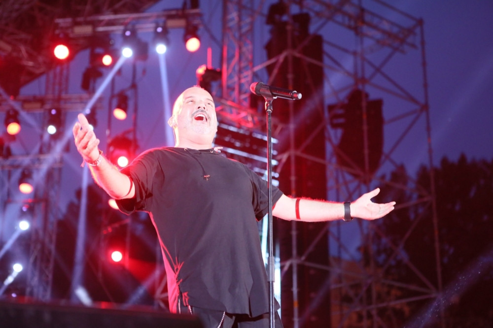 Dok je Toni Cetinski pevao pred beogradskom publikom, na sceni iza njega se pojavio prizor zbog kog su svi zanemeli! (FOTO)