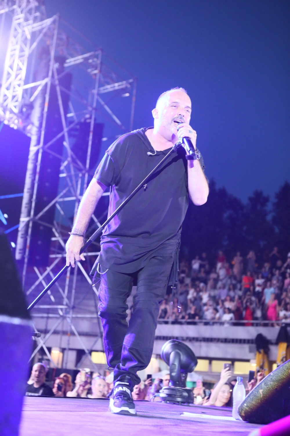 Toni Cetinski zapalio publiku! Svi su pevali uglas sa njim, a onda je uradio nešto nesvakidašnje! (VIDEO)