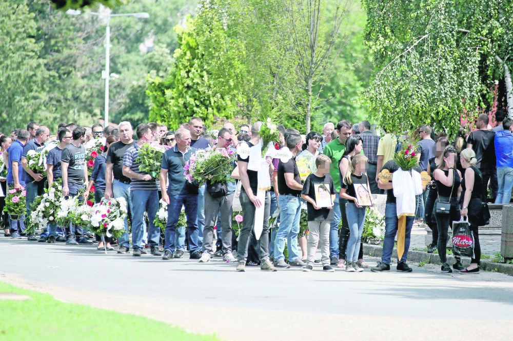 Prisutni u suzama gledali - Dejan prišao kovčegu i GESTOM koji razdire dušu, ZAUVEK se oprostio od porodice!