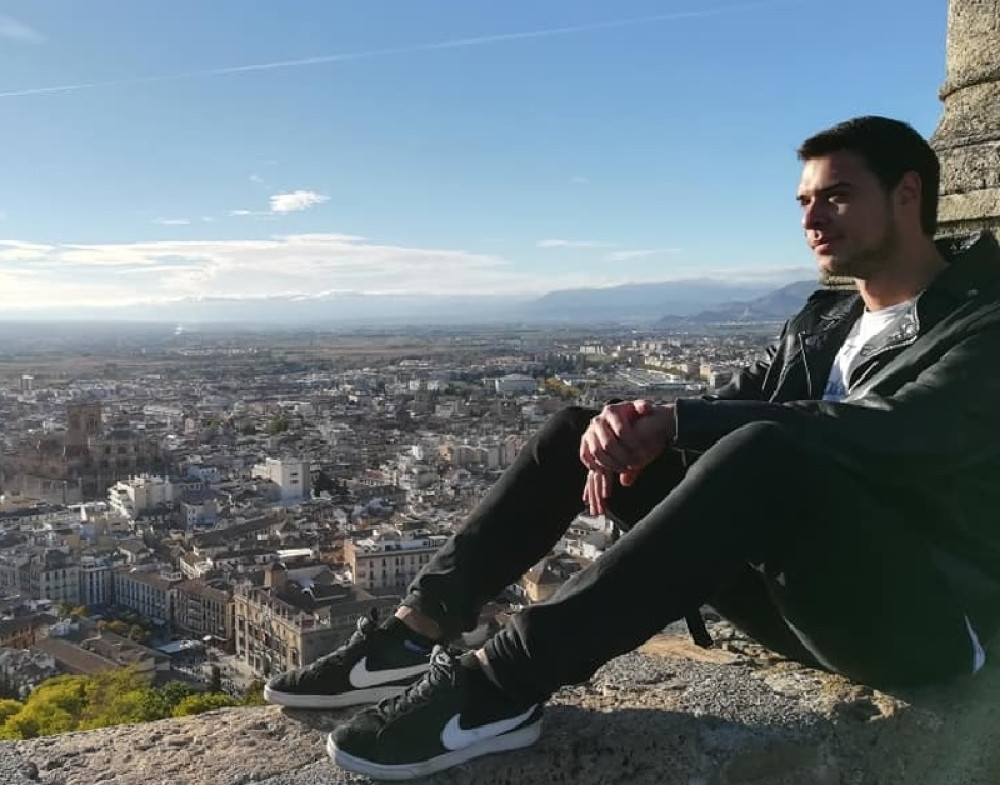 Uroš u šoku posle napada NOŽEM: Prišla su nam petorica, tražili da je skinem, a onda je nastao METEŽ! (FOTO)