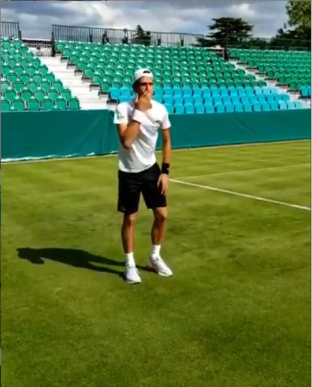 Nole stigao u London gde je "testirao" travnati teren! (VIDEO)