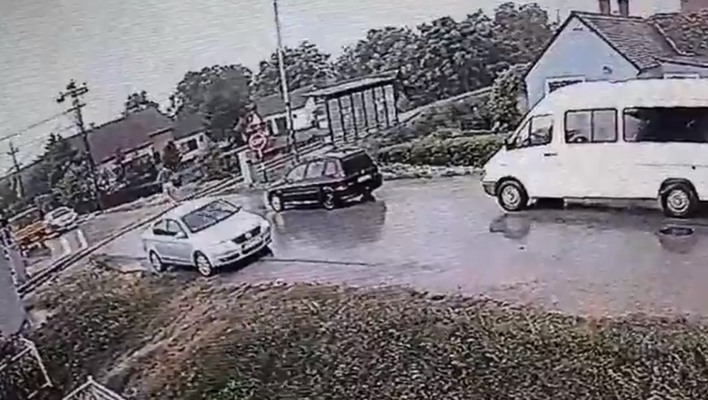 Kolima prešao preko spuštene rampe na pruzi, pa izašao iz kola i napravio još veći UŽAS! Kamere u Šapcu sve snimile! (VIDEO)