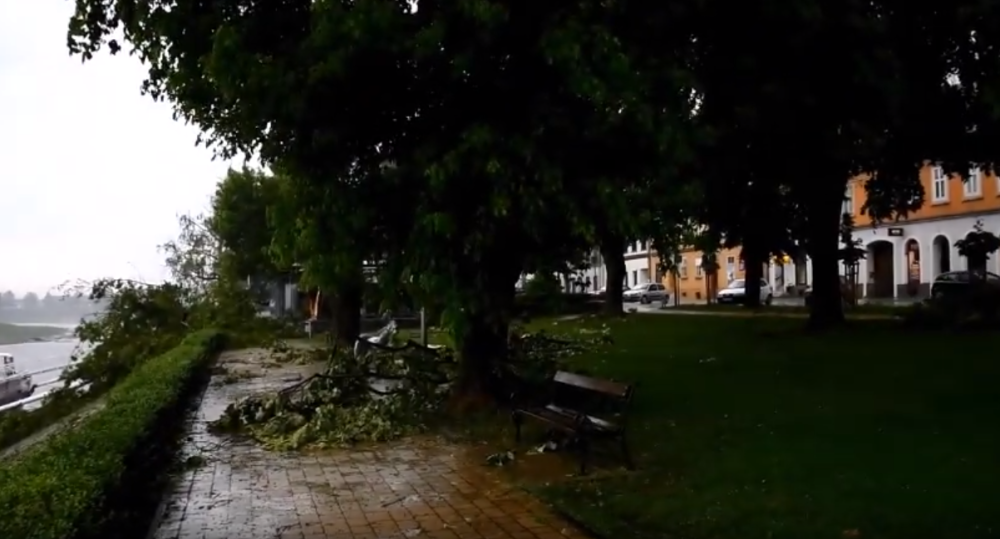 U zemljama pored nas vetar čupao drveće i bacao po ulicama, a u Zagrebu čoveka spalio grom! (VIDEO)