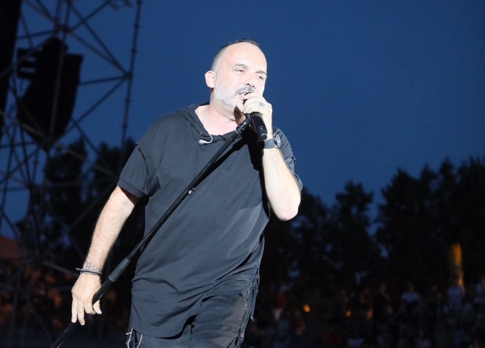 Ceo Tašmajdan je PLAKAO kada se na bimu iza Tonija pojavio prizor koji KIDA DUŠU! Ni vi nećete moći da zadržite suze! (VIDEO)