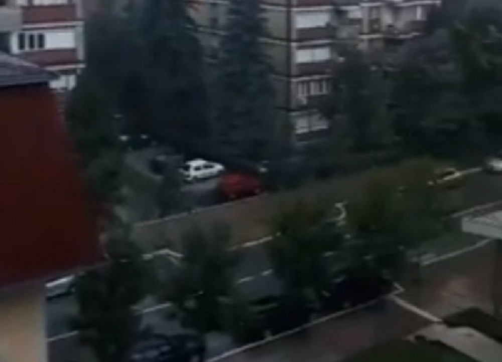 "Na momente su padali veliki komadi leda!" Snimak dramatičnog nevremena u srcu Srbije! (FOTO, VIDEO)