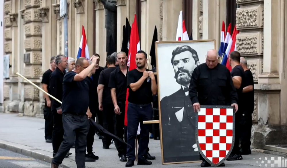 Hrvat "mrtav ladan" parkirao auto sa fašističkim znakom kao da je u Zagrebu, a onda je gorko zažalio! (FOTO)