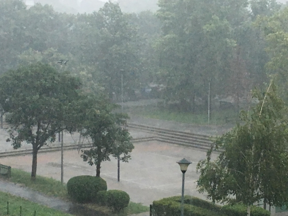 Potopljeno pola Srbije, prvo se čula jaka grmljavina, a onda je krenulo da lije kao iz kabla