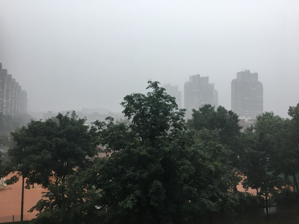 Pljusak krenuo žestoko, ali mu se nije dalo da izazove KOLAPS! Ipak, tamni oblaci se NE PREDAJU! Još će TUTNJATI!