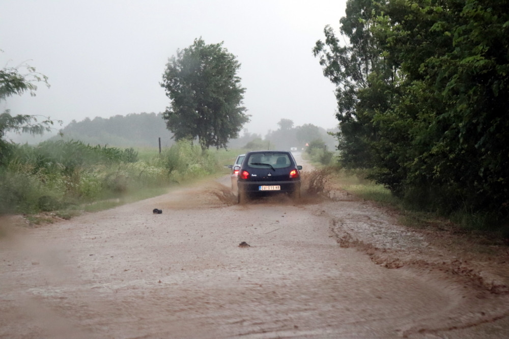 Aktiviran meteoalarm, pljuskovi i grmljavina širom Srbije, moguće izlivanje reka!