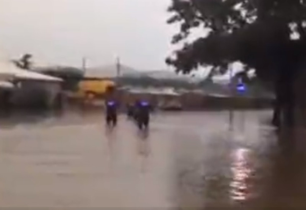 Pogledajte kako Interventna spasava baku i deku u Beogradu! Drama u centru grada: Nevreme napravilo potop! (VIDEO)