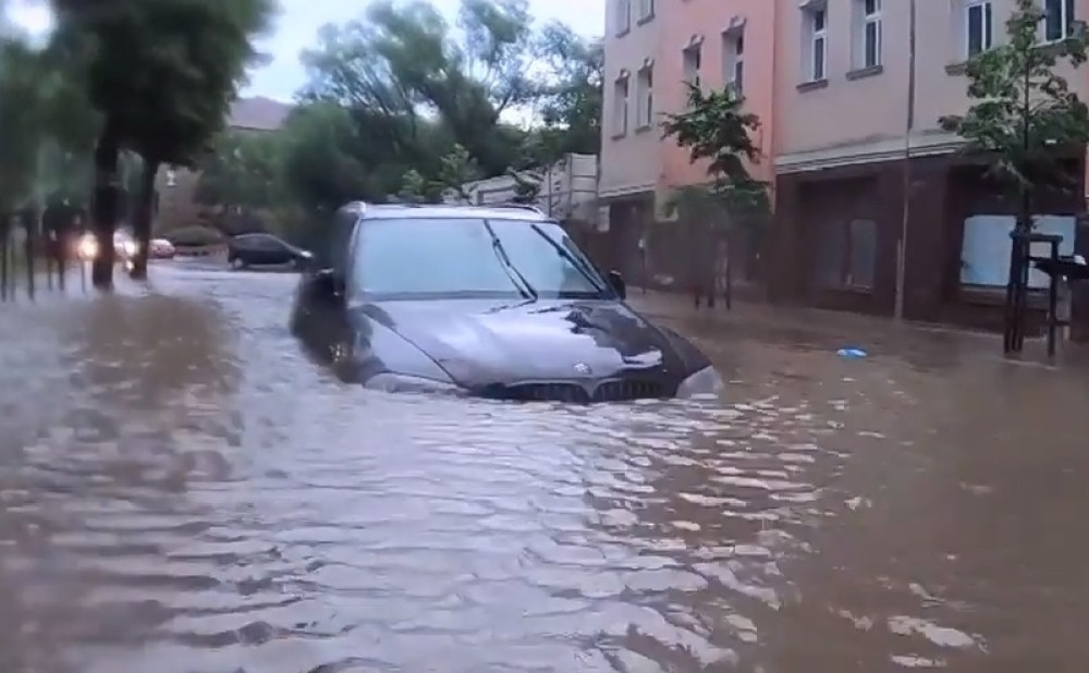 Putevi blokirani, poplava nosi automobile! Zgrade se ruše, ali ono što se dešava sa ljudima daleko je najgore (FOTO, VIDEO)
