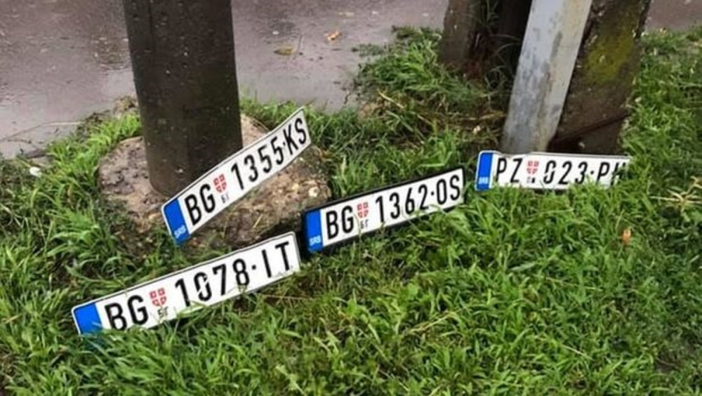 Borčom plivaju gondole, ljudi pecaju na raskrsnicama, a u toku je i lov na tablice! (VIDEO)