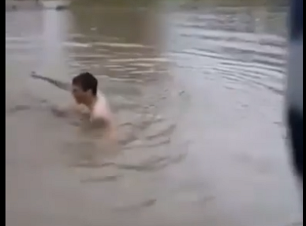 Skinuo se u gaće i preplivao Železničku stanicu na Novom Beogradu! (VIDEO)