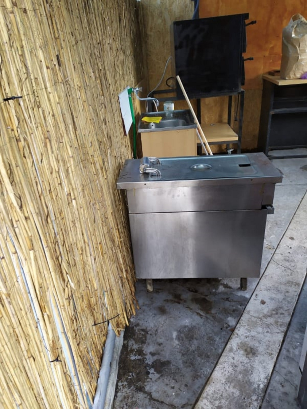 Građani kupuju hranu koja se sprema na mestu gde nema higijenskih uslova?! (FOTO/VIDEO)