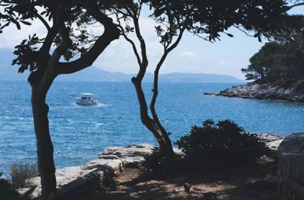 Oko njega su kružili svećama okrenutim naopačke! Strava na najlepšem ostrvu hrvatskog dela Jadrana: Ovde nema spavanja!