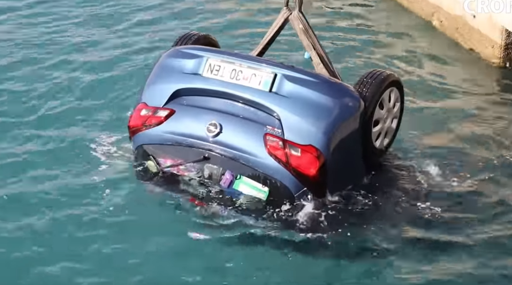 Komedija na Jadranu, bračni par parkirao pored luke, kada su se vratili dizalica ga je vadila IZ MORA! (VIDEO)