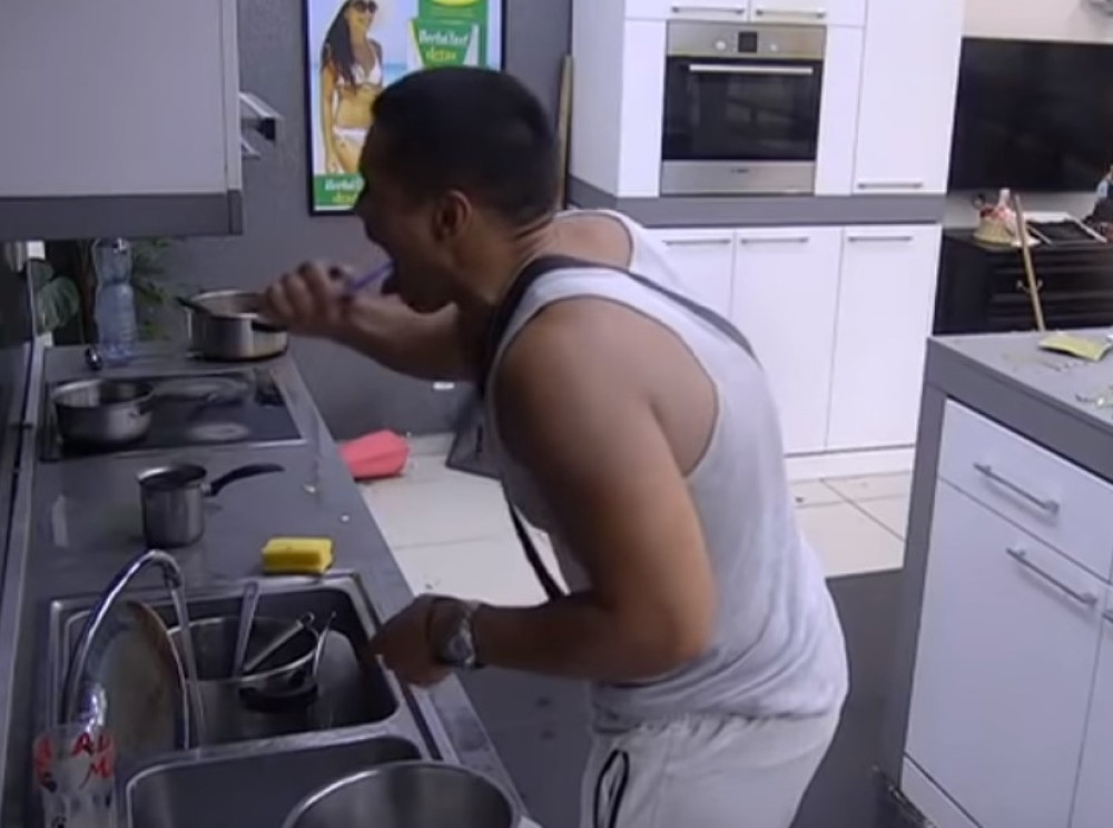 Ništa gadnije niste videli u Zadruzi! Čim se emisija završila on je uradio JEZIVU stvar USRED KUHINJE! (VIDEO)