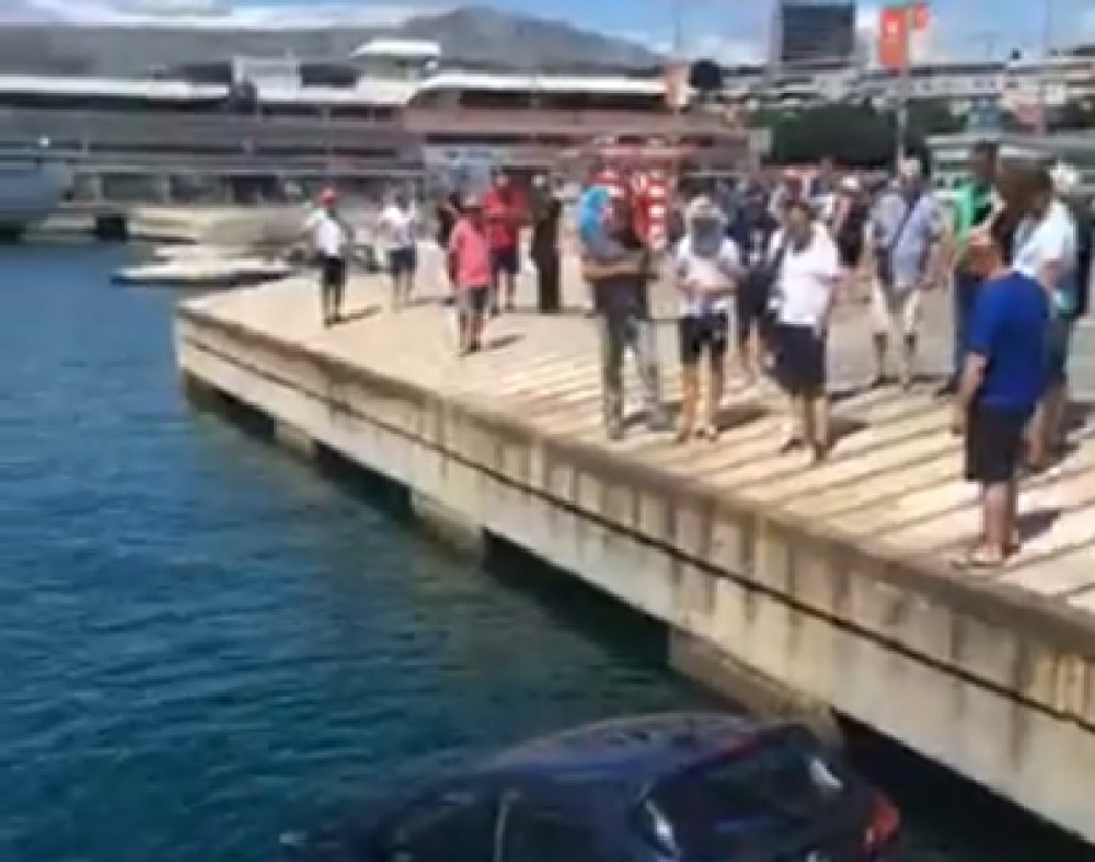 Krenuli u Hrvatsku, pa doživeli neverovatan peh! Svi stoje nemoćni, ne znaju kako da pomognu (VIDEO)