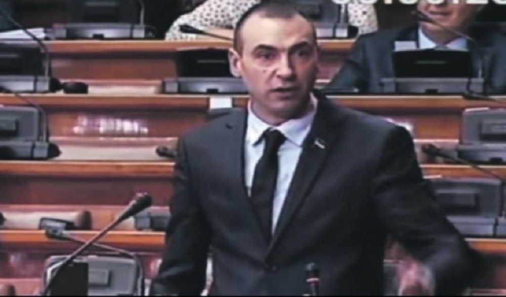 Nek se odluči kojoj stranici pripada pošto njegova stranka ne sme pod sopstvenim imenom da se kandiduje ni na Vračaru