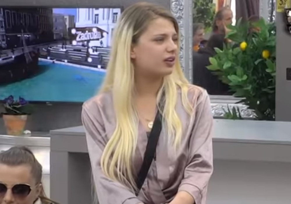 Doroteine VRELE fotke! Kupala se, zapalila cigaru a onda tušem radila OVO na svom INTIMNOM DELU! (FOTO 18+)