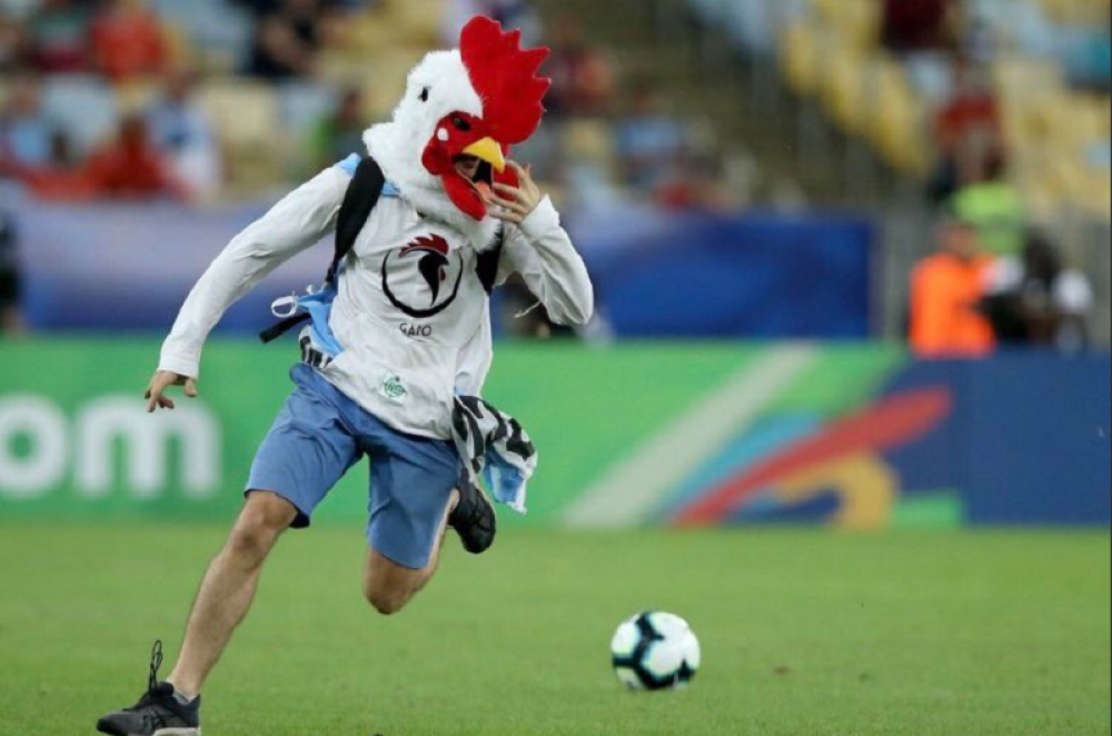 Navijač ušao na teren obučen u kokošku, velika blamaža Suareza! (FOTO + VIDEO)