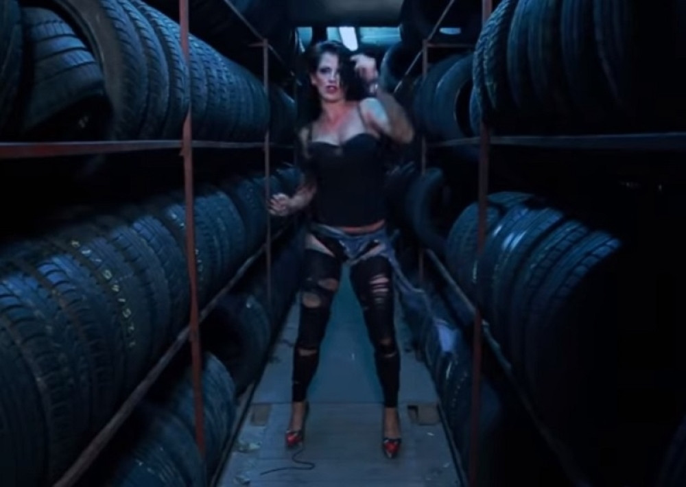 Poznata starleta pronađena MRTVA u slupanom autu kod Sremske Rače!