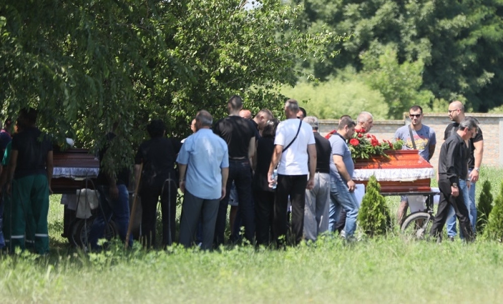 Sahranjene tri žrtve MONSTRUMA iz Surčina! Prizor koji je slomio i NAJTVRĐA srca. Stotinu ljudi plakalo, a govor sveštenika svi će dobro UPAMTITI (FOTO)