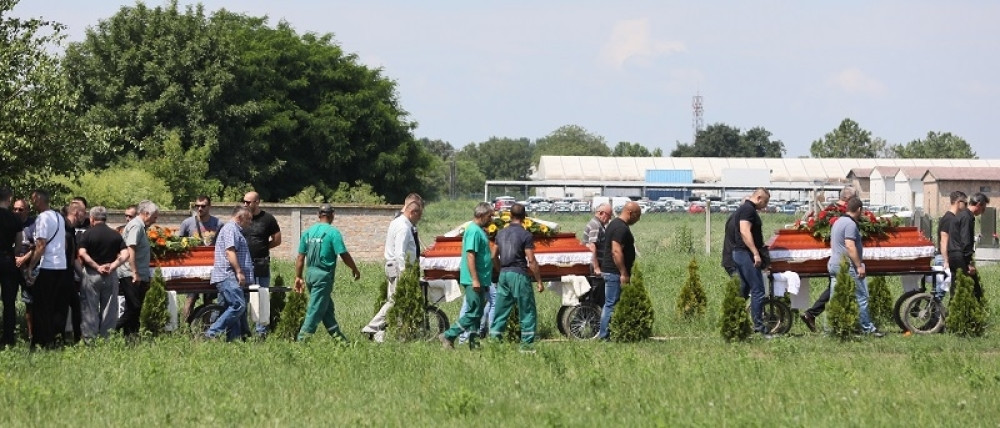 Srce me boli za tobom, nema ko da vrata otvori. Kako ću bez tebe: Jezivi jecaji odzvanjali grobljem na kojem su sahranjene žrtve monstruma iz Surčina!