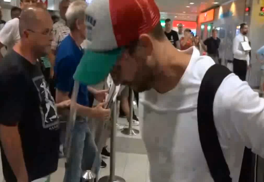 Danas stavlja potpis na ugovor, umoran od leta poručio: "Biće vremena za priču!" (VIDEO)