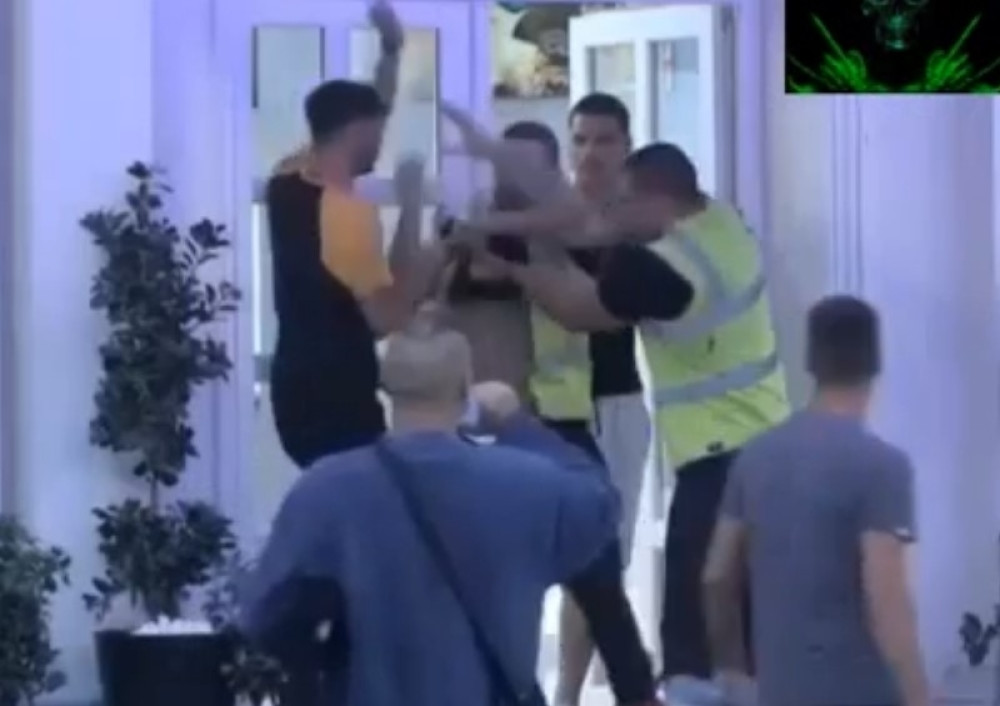 Pijan se potukao sa članovima PRODUKCIJE! Pao na zemlju, počeo da šutira sve oko sebe! HITNA DISKVALIFIKACIJA?! (VIDEO)