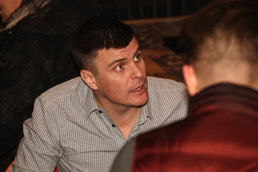 Vuk Kostić sa gas maskom oštro zapretio: "Nemoj da mi kašlješ i kijaš!" (FOTO)