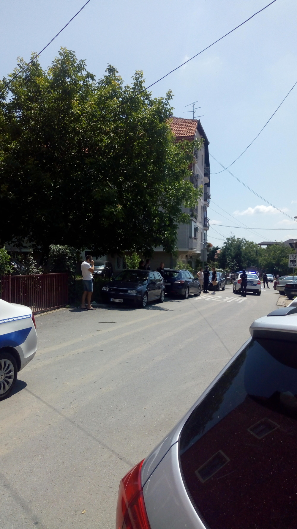 Izašao iz zatvora pre nekoliko dana, bio napolju sa društvom, došao kući, presvukao se i bacio sa 4. sprata! (FOTO SA LICA MESTA)