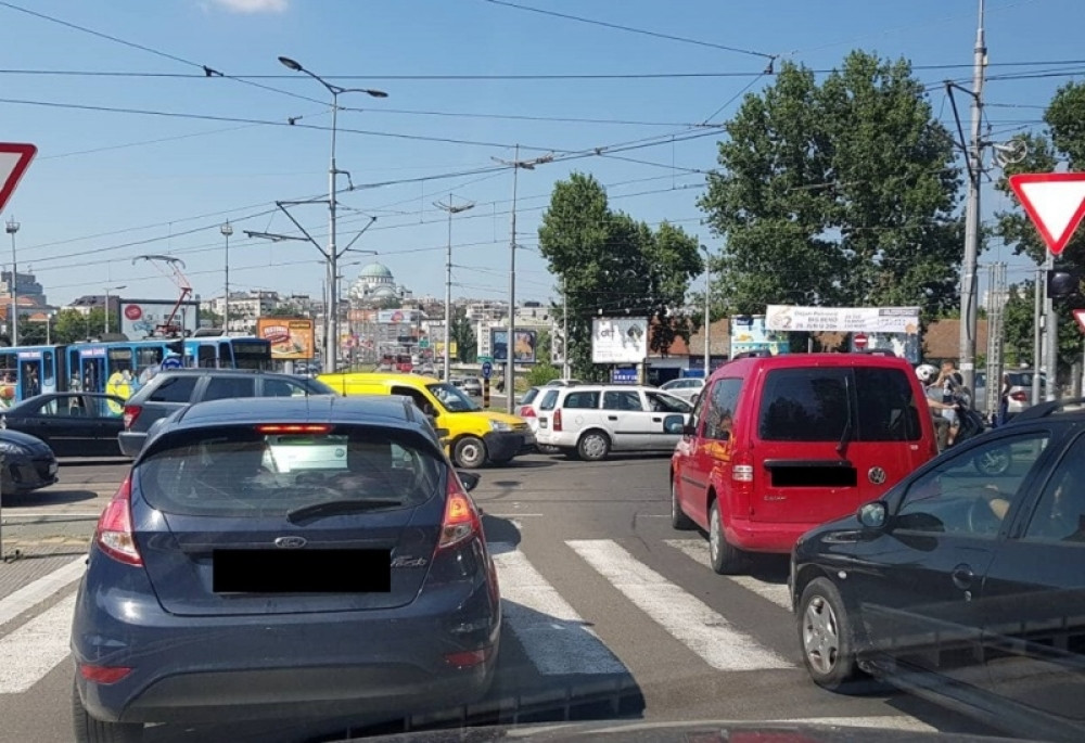 Potpuni kolaps! Udes izazvao opštu havariju. NAJEZDA iznerviranih putnika iz autobusa i tramvaja po najvećoj VRUĆINI! (FOTO)