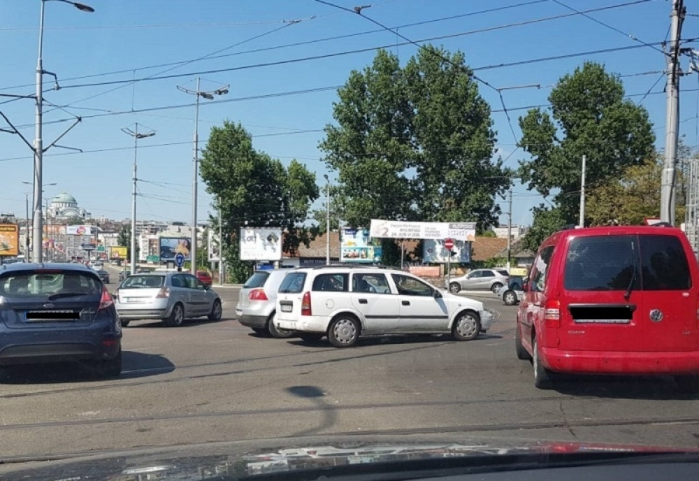 Raščistila se gužva na Autokomandi! Ljudi PSOVALI besni i umorni, a onda su se SLEDILI kada su OVAJ prizor ugledali (FOTO)