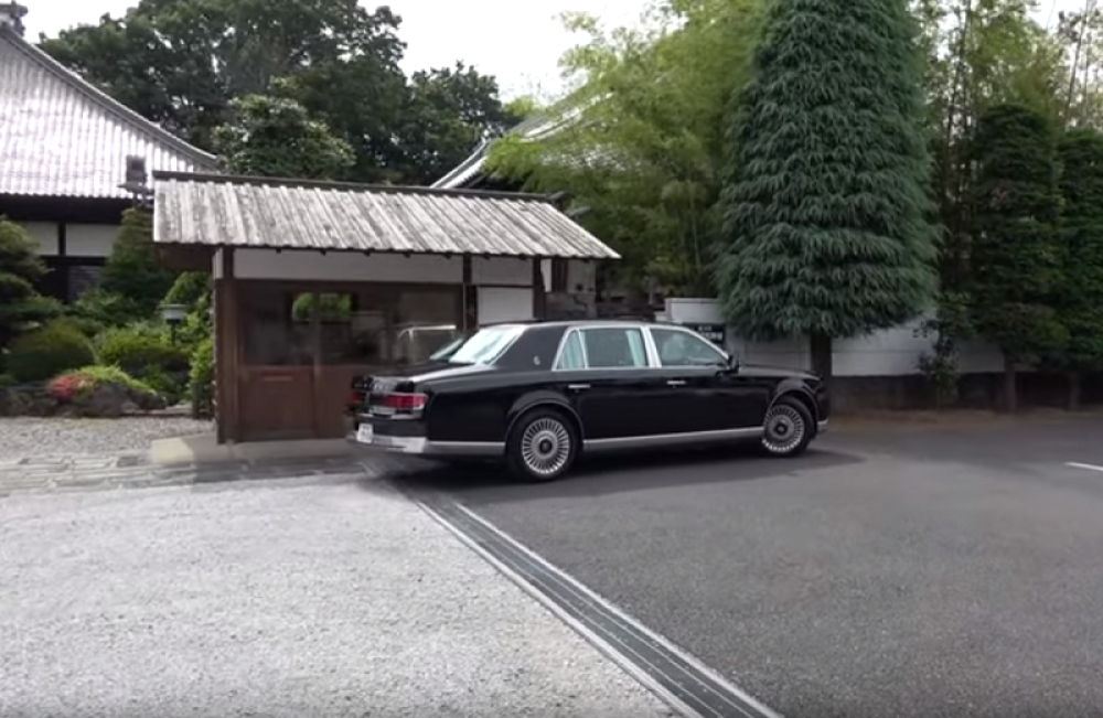 Komfor kakav samo možete da sanjate! Japanski car UŽIVA u jednoj takvoj mašini. Upoznajte najluksuzniju Tojotu na svetu! (VIDEO)