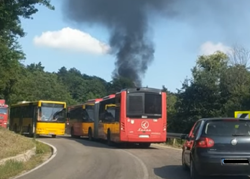UŽAS! Autobus gradskog prevoza na liniji 408 POTPUNO IZGOREO! (VIDEO)