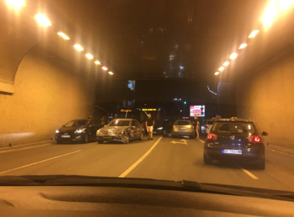 Skretao iz Dečanske, pa se zakucao u automobile na semaforu, preprečili SVE TRAKE!